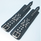 Чёрные кожаные оковы с клепками - БДСМ Арсенал - купить с доставкой в Сызрани