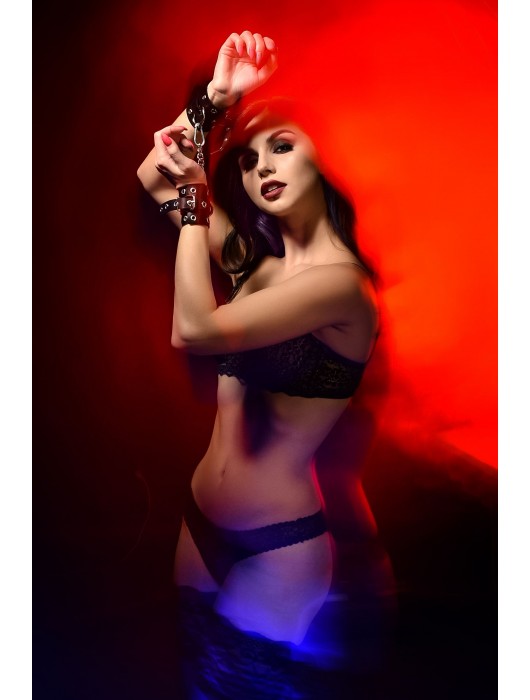 Черные кожаные однослойные наручники с люверсами - Pecado - купить с доставкой в Сызрани