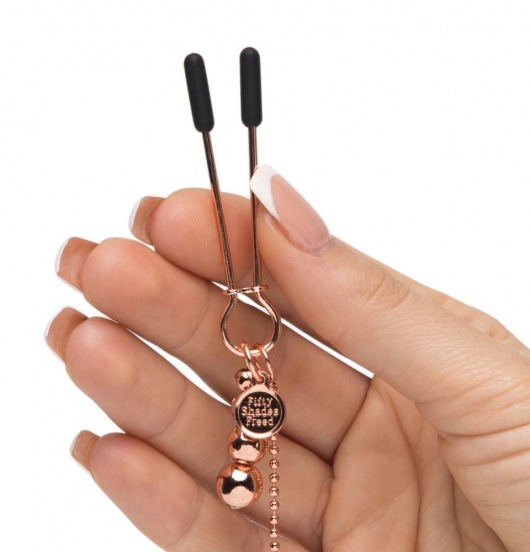 Золотистые зажимы для сосков и клитора All Sensation Nipple and Clitoral Chain - Fifty Shades of Grey - купить с доставкой в Сызрани